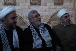 قائد فيلق القدس الإيراني في كربلاء المقدسة ويتفقد موكب الفلسطينيين بطريق الزائرين