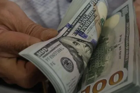 الدولار يهبط من أعلى مستوى في 10 أشهر