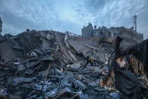 مقاتلات الاحتلال الاسرائيلي تدمر "برج وطن" في غزة
