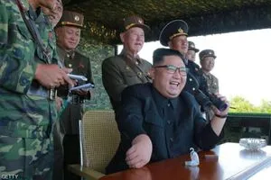 زعيم كوريا الشمالية يشرف على إطلاق صاروخ يمكنه الوصول لأمريكا
